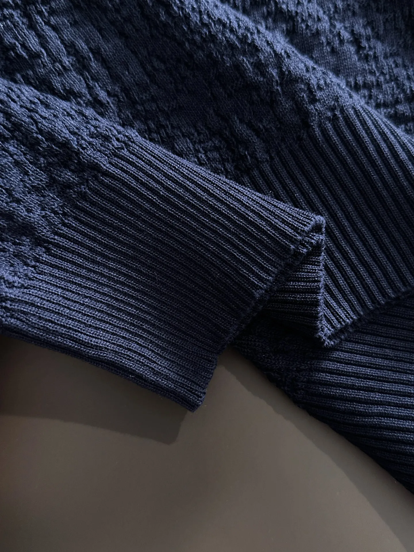 Next day shipment LP high quality Loro Piana 26ss New Arrival men's short-sleeved T-shirt Made of combed cotton yarn knitted cotton fabric, no pressure when entering and exiting the counter Exclusive control of raw materials It feels substantial when weighed, and the upper body is more textured than ordinary T-shirts. This texture can cope with the weather easily and is suitable for both hot and cold! Loose fit design, looks noble. The only correct version is available Size: M to XXXL
